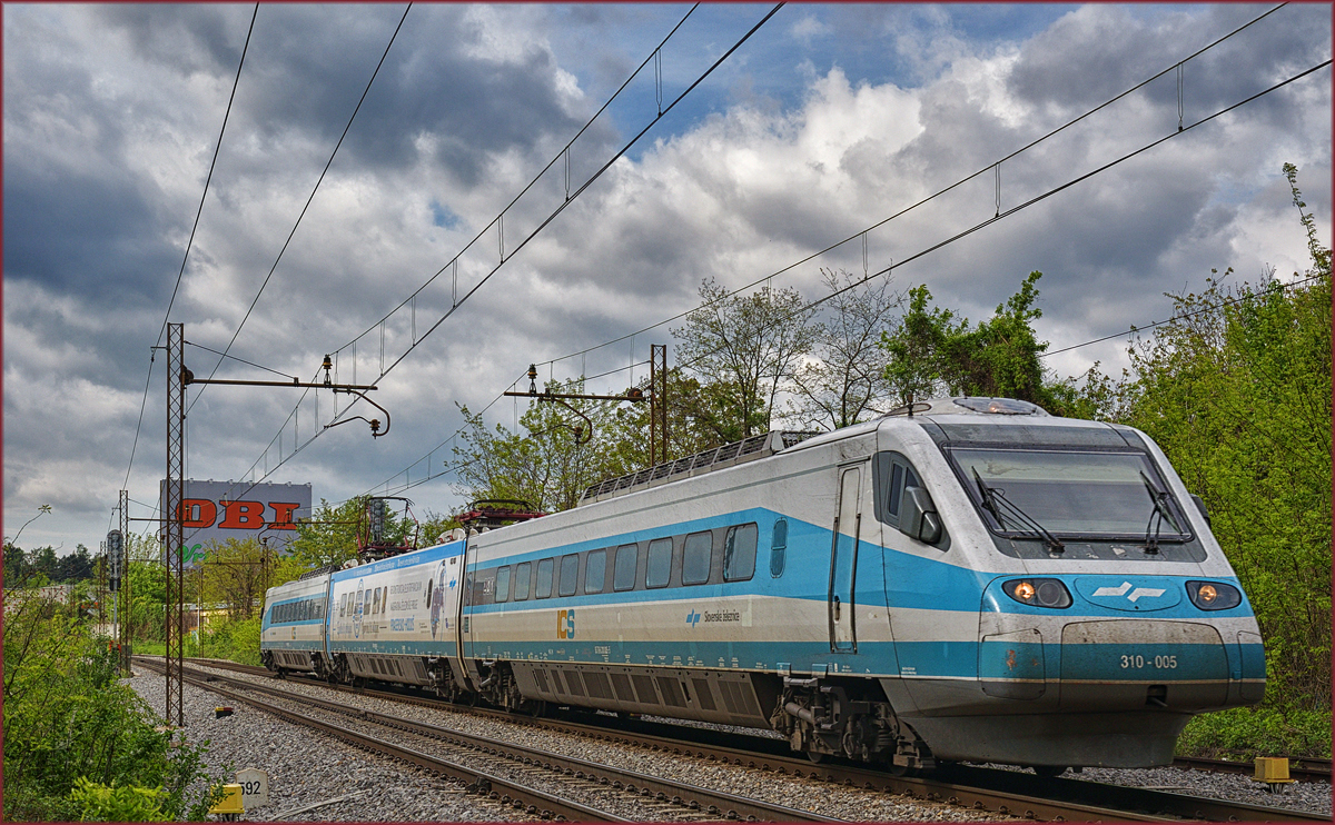 SŽ 310-005 fährt durch Maribor-Tabor Richtung Maribor HBF. /26.4.2017