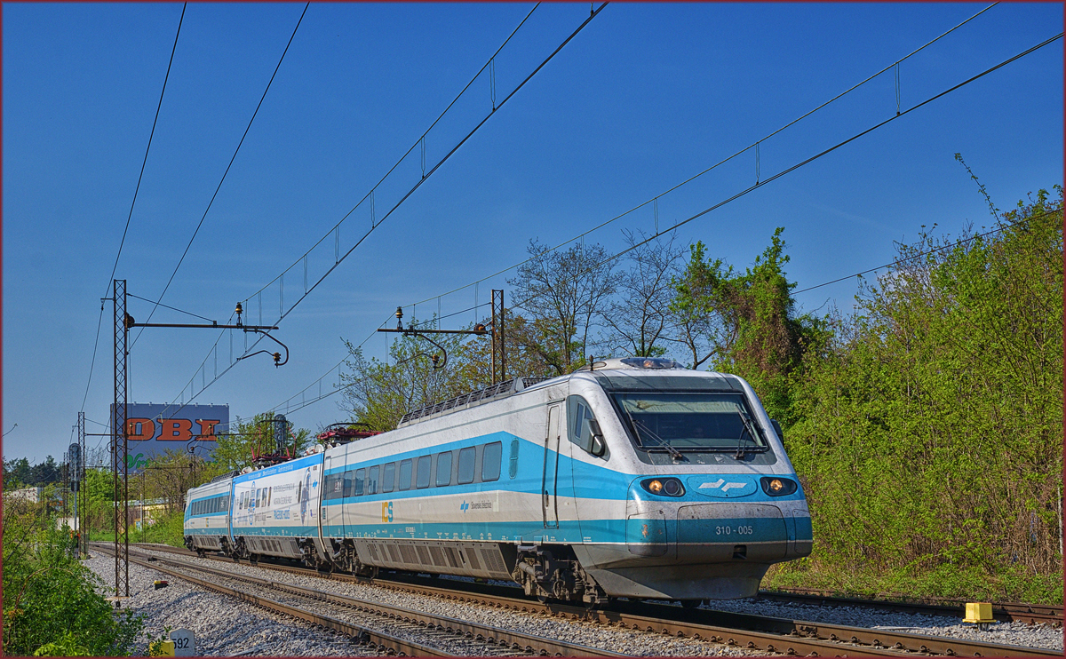 SŽ 310-005 fährt durch Maribor-Tabor Richtung Maribor HBF. /14.4.2017