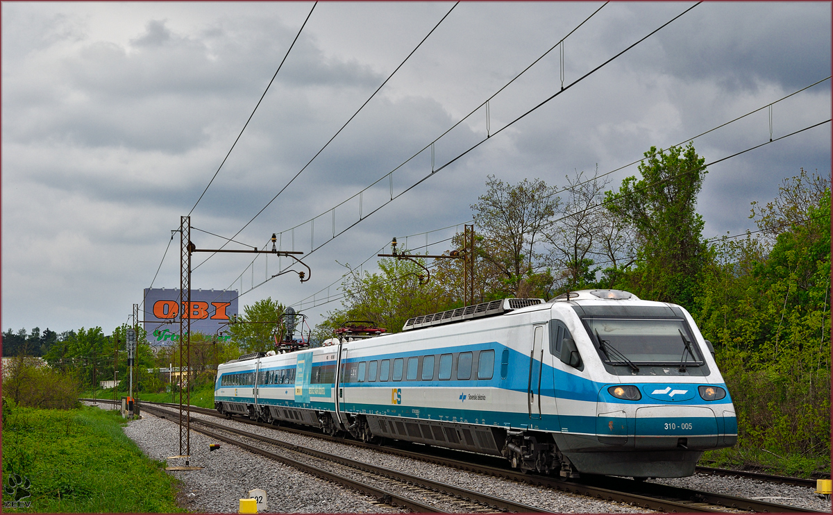 SŽ 310-005 fährt durch Maribor-Tabor Richtung Maribor HBF. /19.4.2016