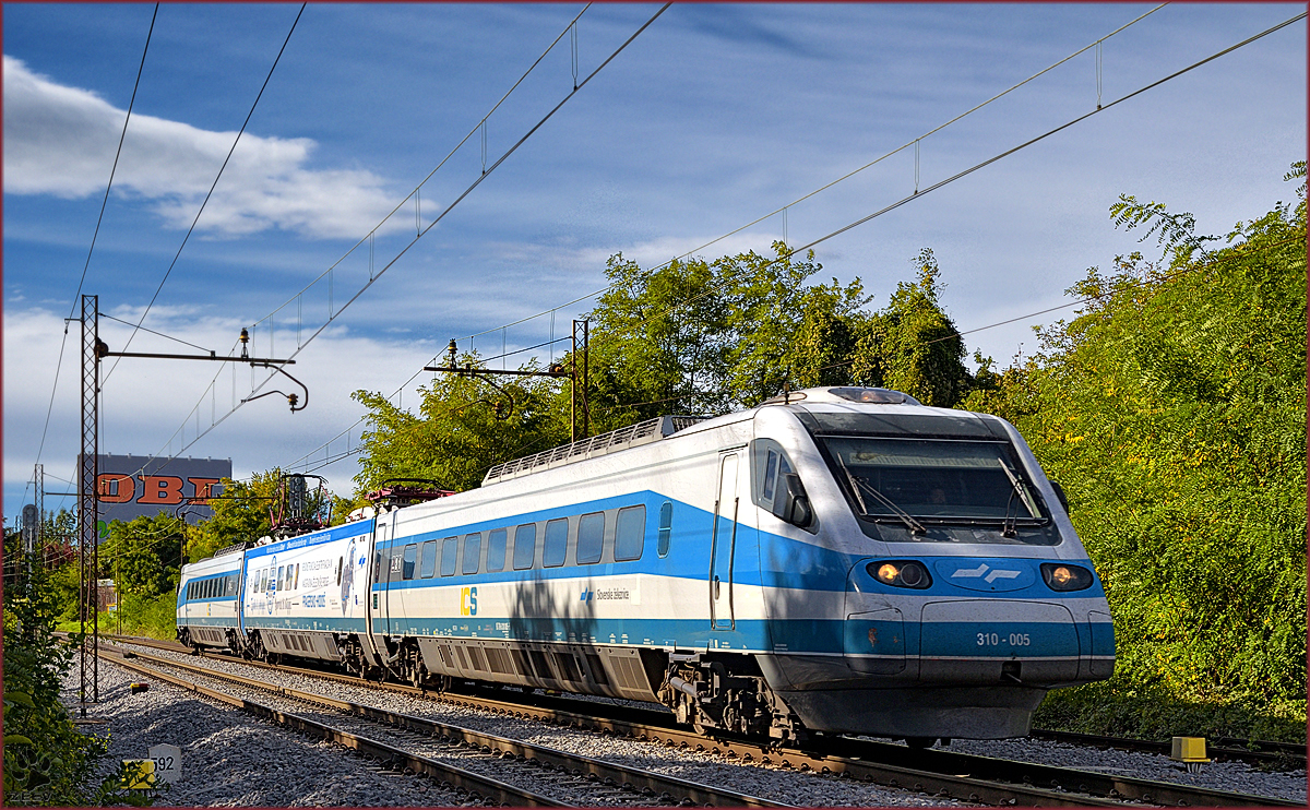 SŽ 310-005 fährt durch Maribor-Tabor Richtung Maribor HBF. /4.10.2019