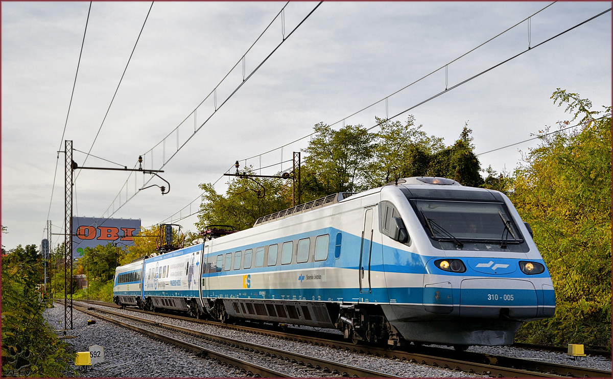 SŽ 310-005 fährt durch Maribor-Tabor Richtung Maribor HBF. /25.10.2016
