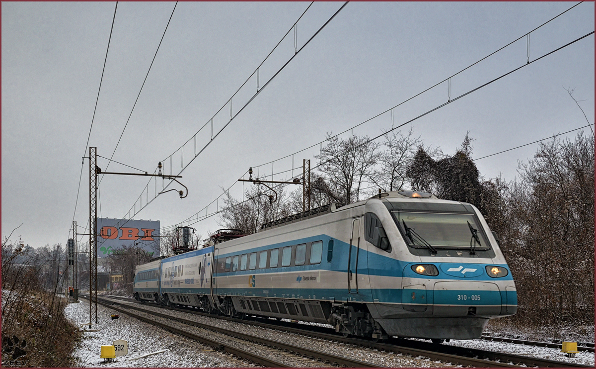 SŽ 310-005 fährt durch Maribor-Tabor Richtung Maribor HBF. /23.12.2016