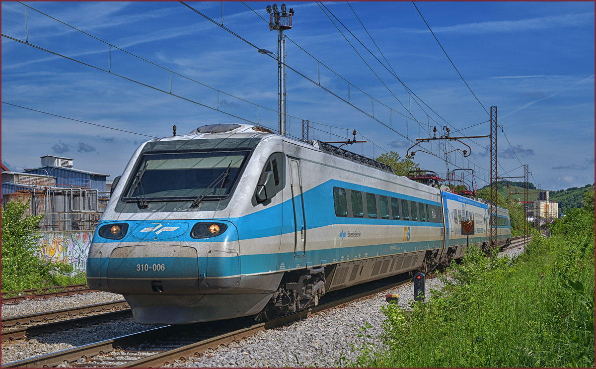 SŽ 310-006 fährt durch Maribor-Tabor Richtung Ljubljana. /16.5.2017