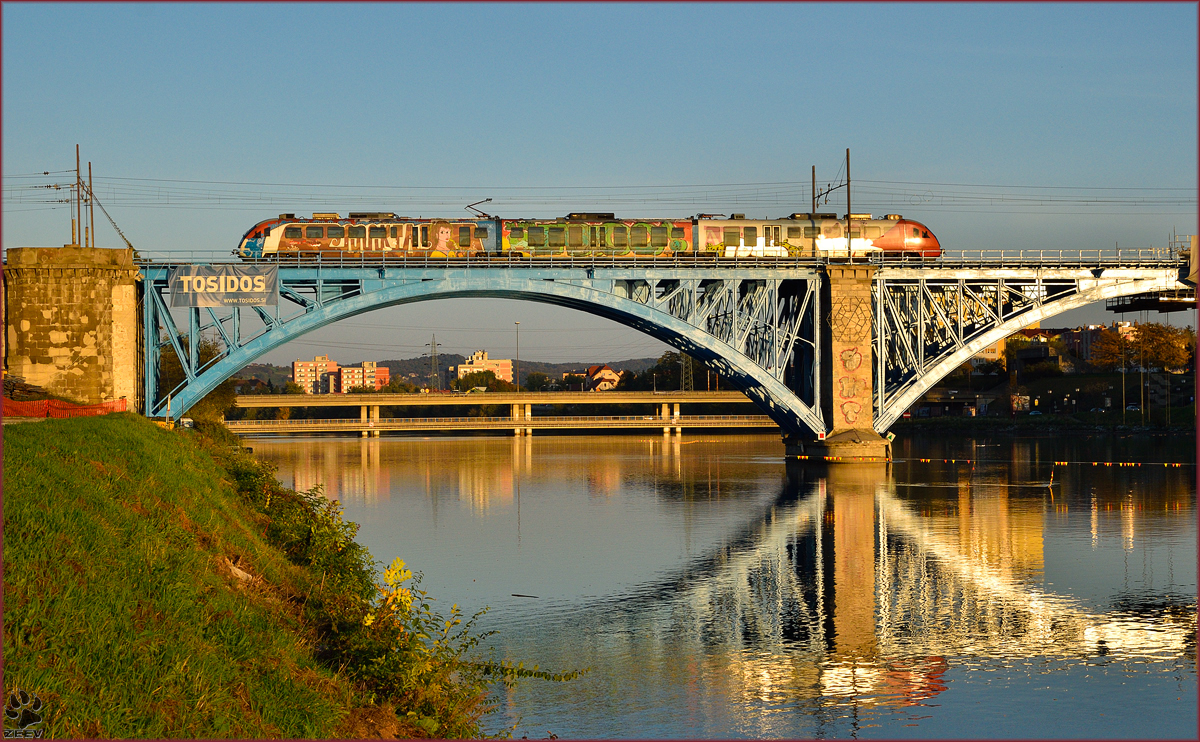 SŽ 312-? fährt in Abendsonne über Draubrücke Richtung Maribor HBF. /12.10.2014