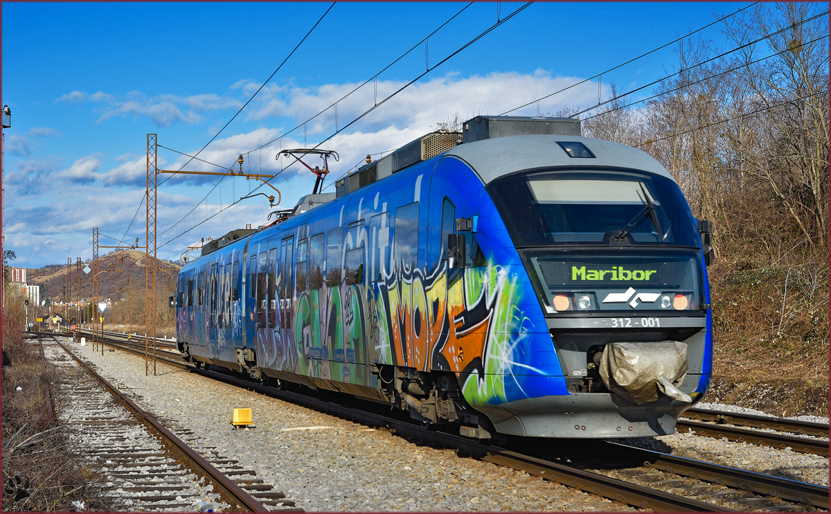 SŽ 312-001 fährt durch Maribor-Tabor Richtung Maribor HBF. /5.2.2016