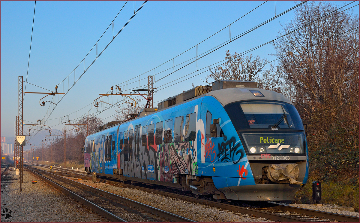 SŽ 312-003 fährt durch Maribor-Tabor Richtung Poljčane. /16.12.2013