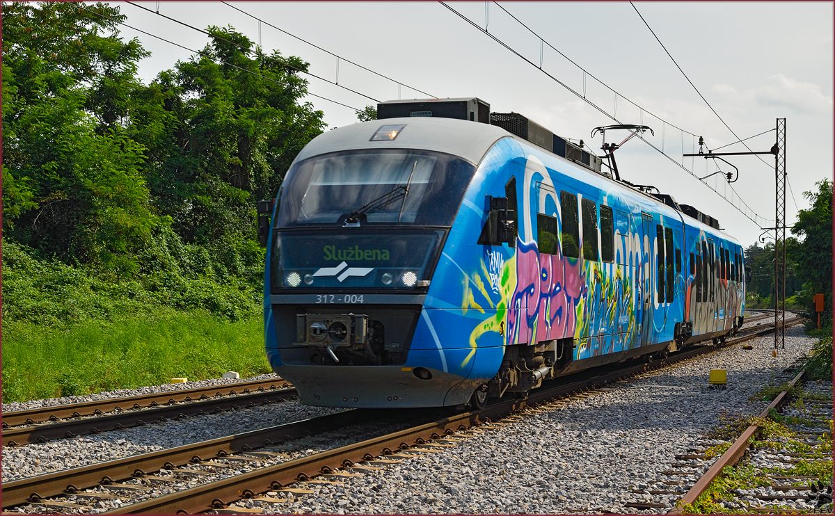 SŽ 312-004 fährt durch Maribor-Tabor Richtung Maribor HBF. /24.7.2014