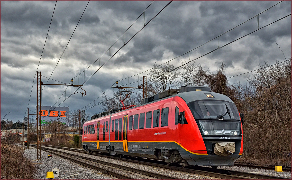 SŽ 312-004 fährt durch Maribor-Tabor Richtung Maribor HBF. /28.2.2017