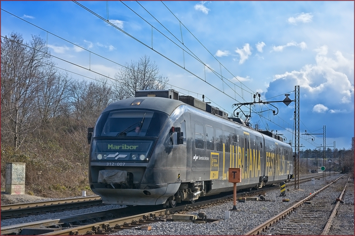 SŽ 312-007 fährt durch Maribor-Tabor Richtung Maribor HBF. /18.3.2021