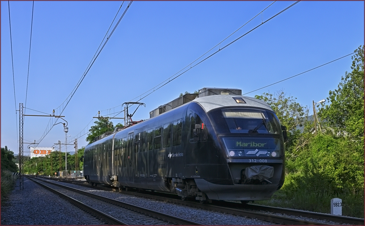 SŽ 312-008 fährt durch Maribor-Tabor Richtung Maribor HBF. /22.6.2021