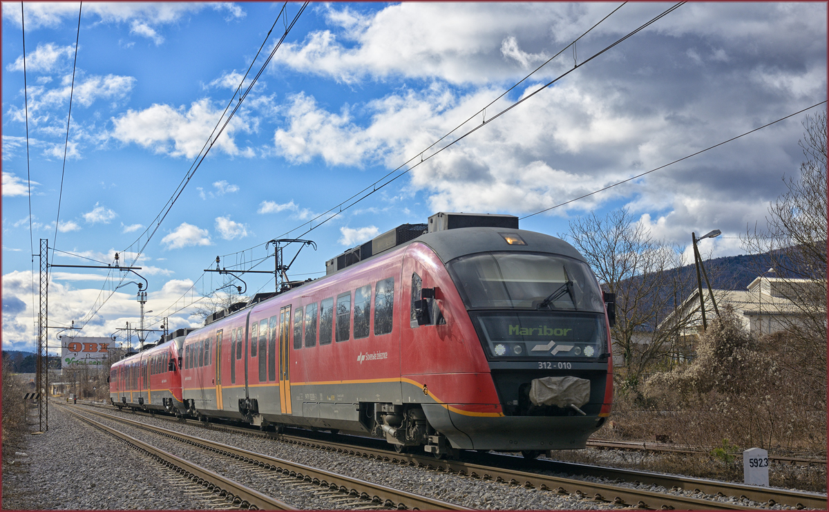 SŽ 312-010 fährt durch Maribor-Tabor Richtung Maribor HBF. /5.2.2020