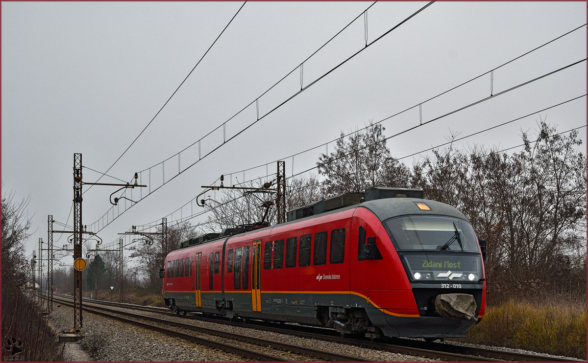 SŽ 312-010 fährt durch Maribor-Tabor Richtung Zidani Most. /21.12.2016
