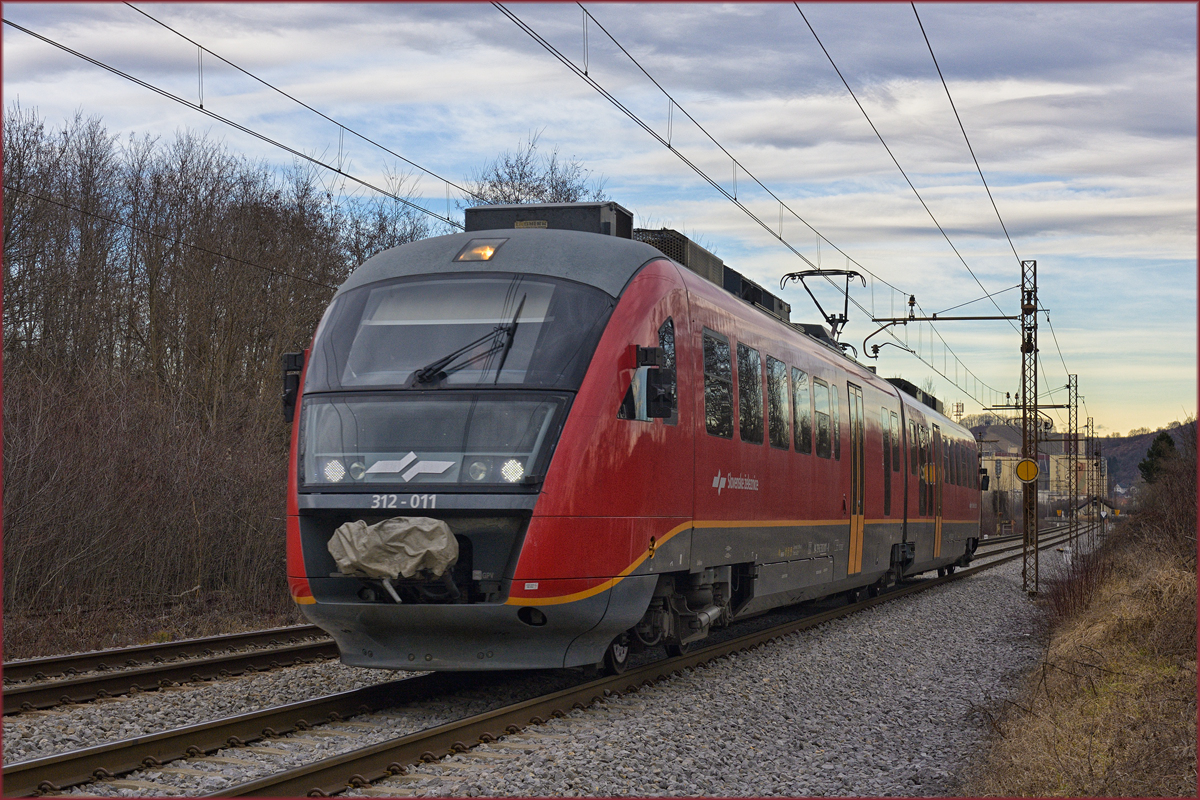 SŽ 312-011 fährt durch Maribor-Tabor Richtung Maribor HBF. /31.1.2020