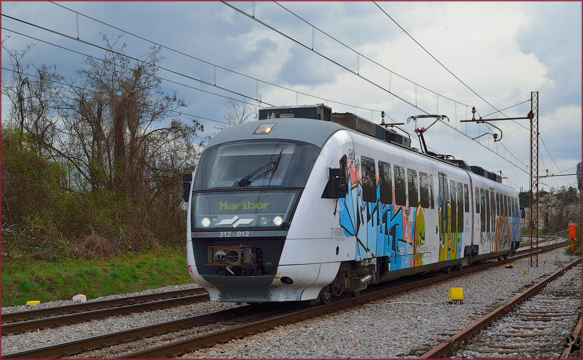 SŽ 312-012 fährt durch Maribor-Tabor Richtung Maribor Hauptbahnhof. /24.3.2014