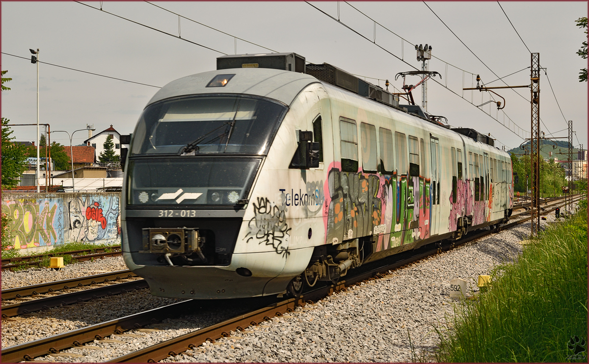 SŽ 312-013 fährt durch Maribor-Tabor Richtung Pragersko. /13.5.2015