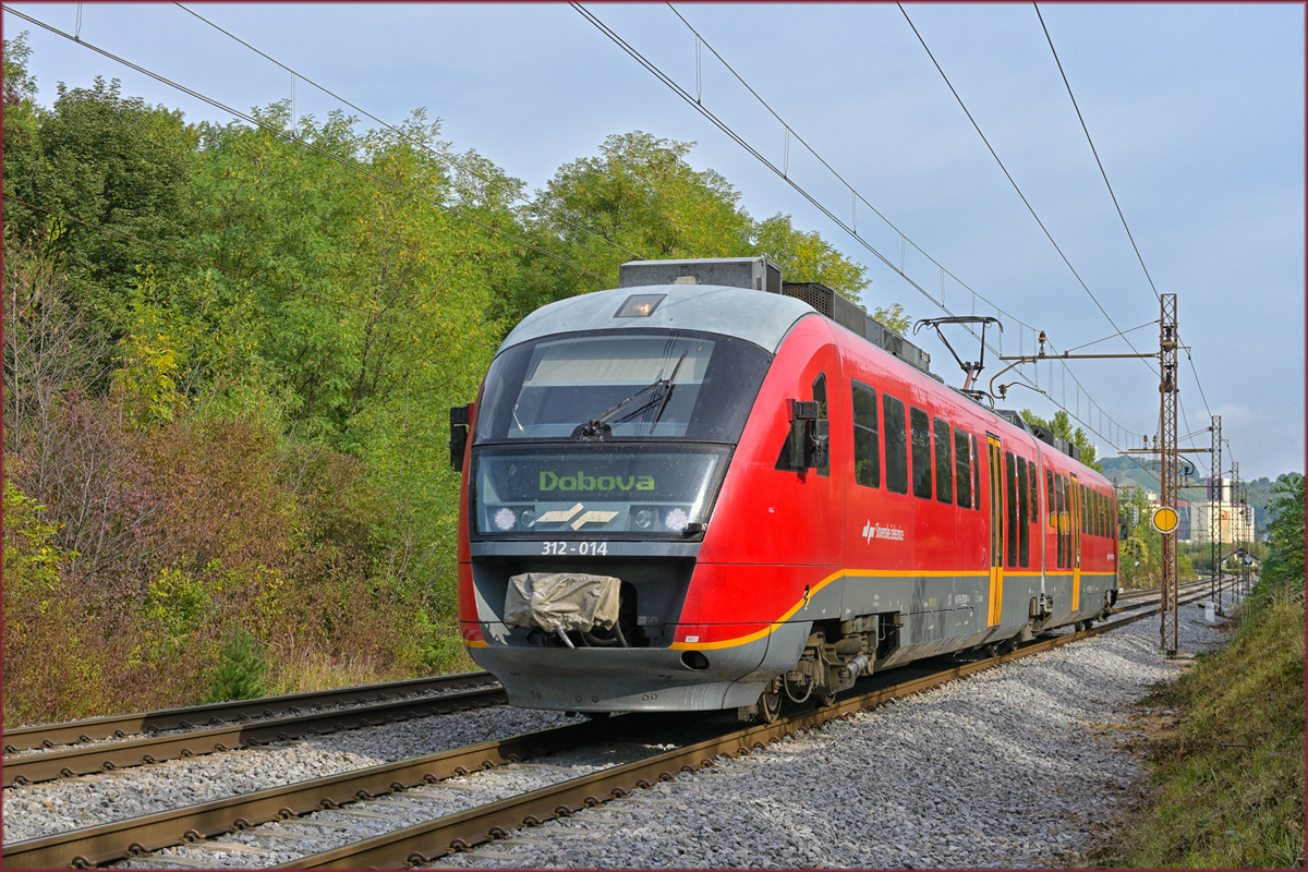 SŽ 312-014 fährt durch Maribor-Tabor Richtung Dobova. /29.9.2021