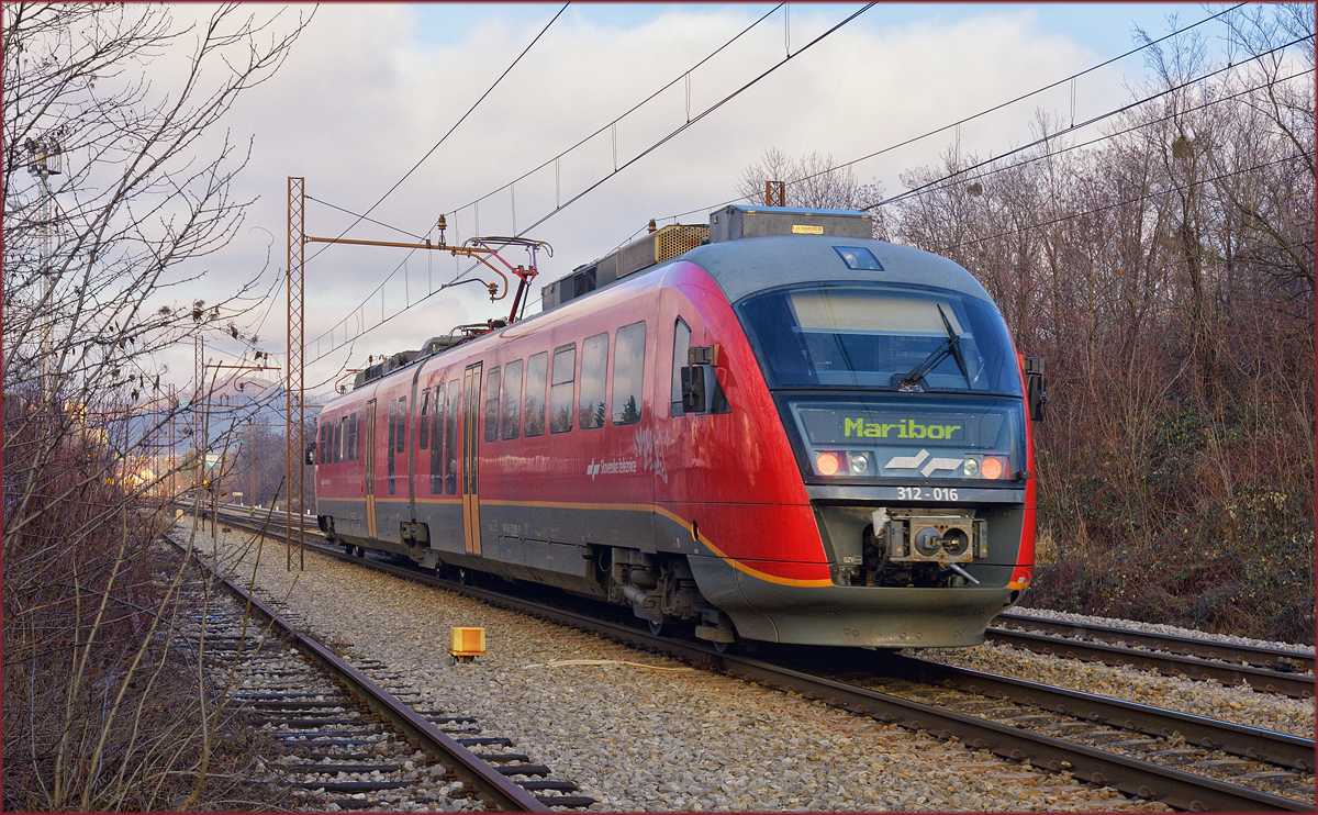 SŽ 312-016 fährt durch Maribor-Tabor Richtung Maribor HBF. /10.1.2018