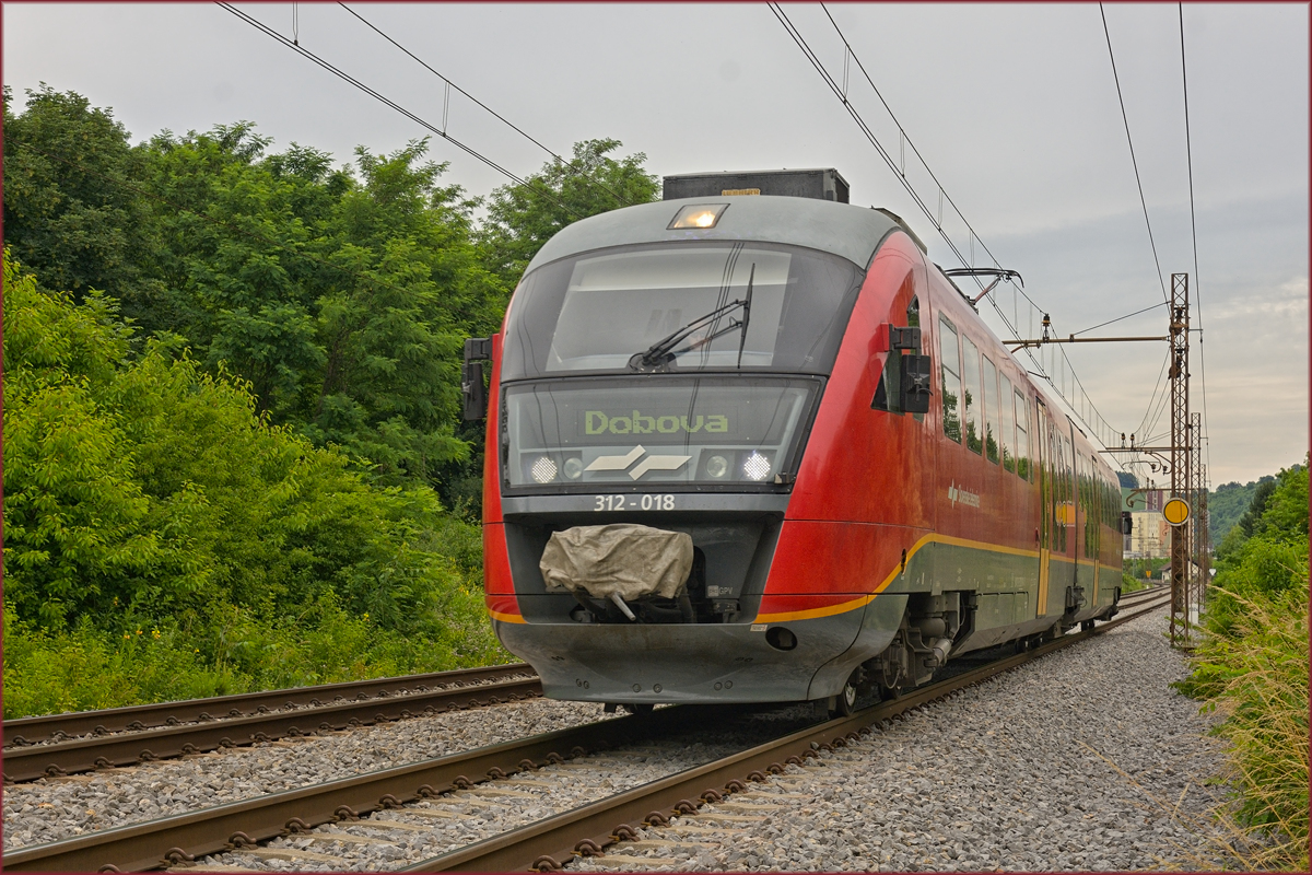 SŽ 312-018 fährt durch Maribor-Tabor Richtung Dobova. /16.6.2020