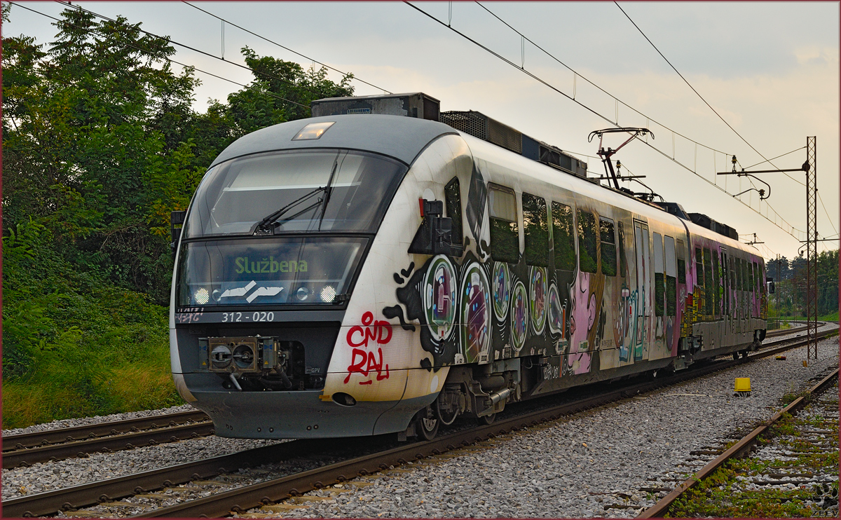 SŽ 312-020 fährt durch Maribor-Tabor Richtung Maribor HBF. /22.9.2014