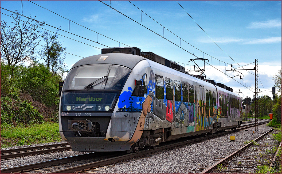 SŽ 312-020 fährt durch Maribor-Tabor Richtung Maribor HBF. /15.4.2016