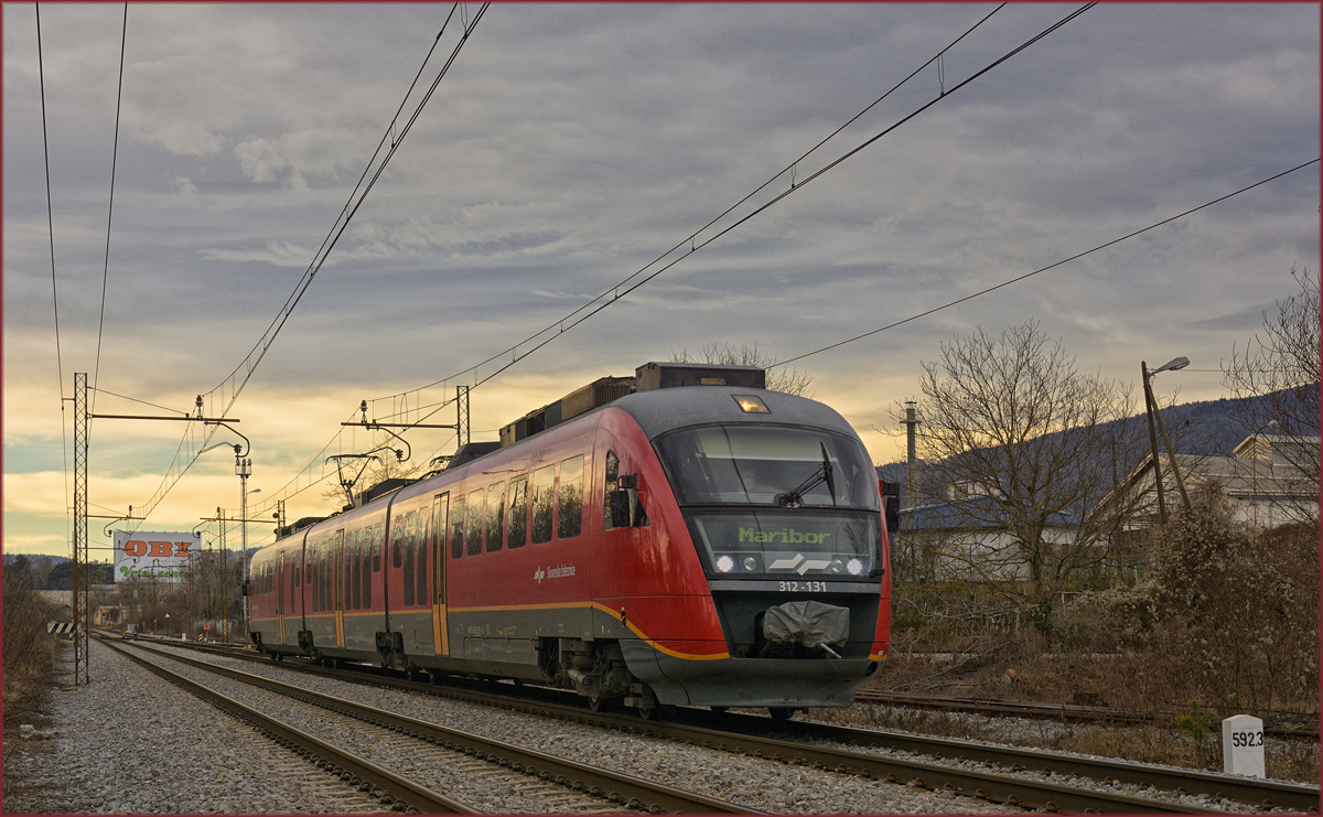 SŽ 312-030 fährt durch Maribor-Tabor Richtung Maribor HBF. /31.1.2020