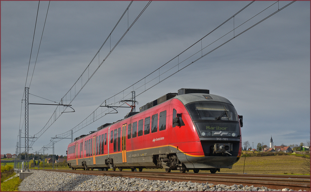 SŽ 312-101 fährt an Črešnjevec vorbei Richtung Maribor. /25.10.2017