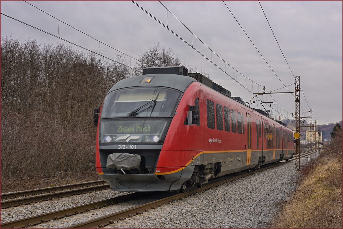 SŽ 312-101 fährt durch Maribor-Tabor Richtung Zidani Most. /20.1.2020