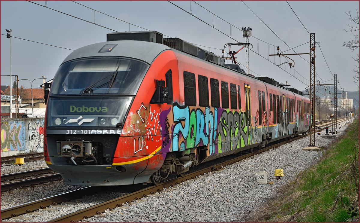 SŽ 312-101 fährt durch Maribor-Tabor Richtung Dobova. /9.4.2015