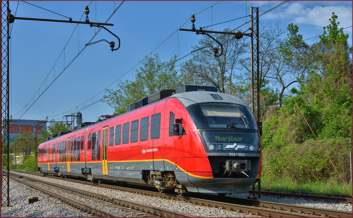 SŽ 312-102 fährt durch Maribor-Tabor Richtung Maribor HBF. /24.4.2018