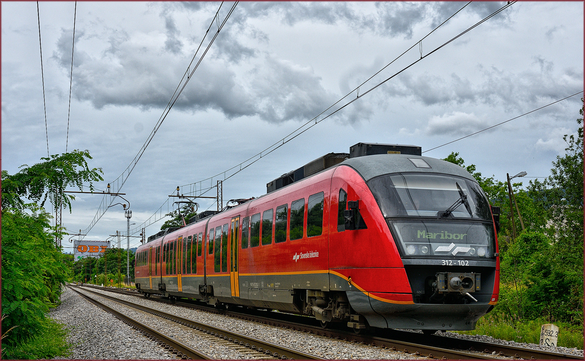 SŽ 312-102 fährt durch Maribor-Tabor Richtung Maribor HBF. /14.6.2018
