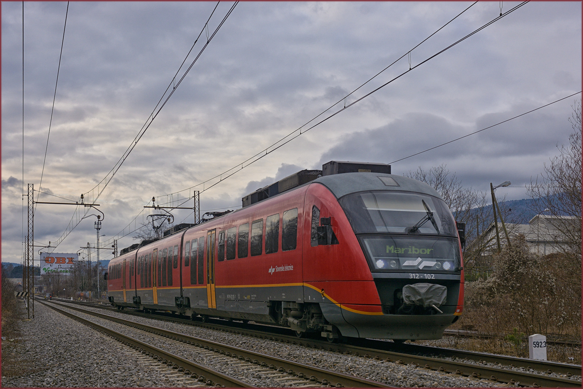 SŽ 312-102 fährt durch Maribor-Tabor Richtung Maribor HBF. /20.1.2020