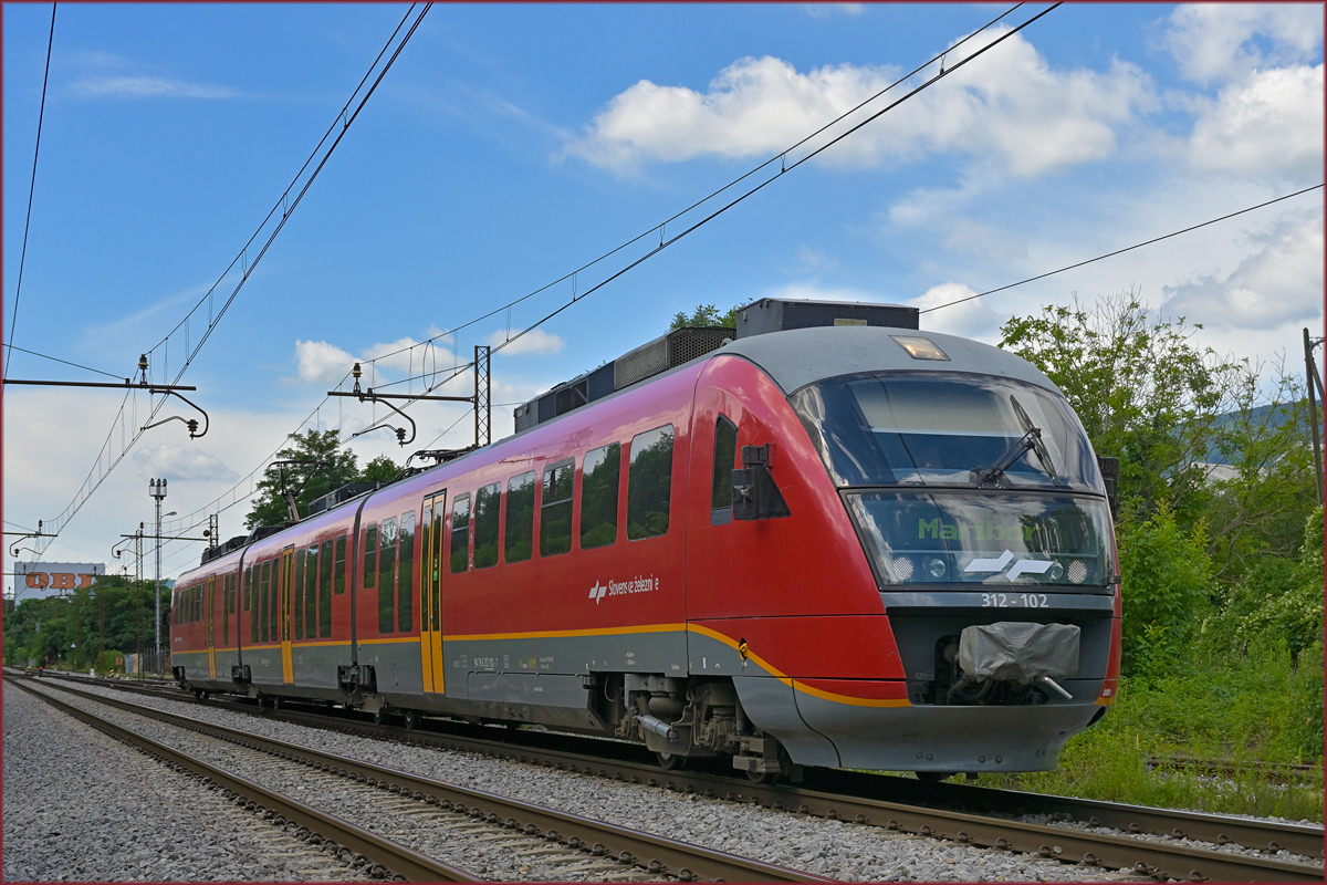 SŽ 312-102 fährt durch Maribor-Tabor Richtung Maribor HBF. /15.7.2021