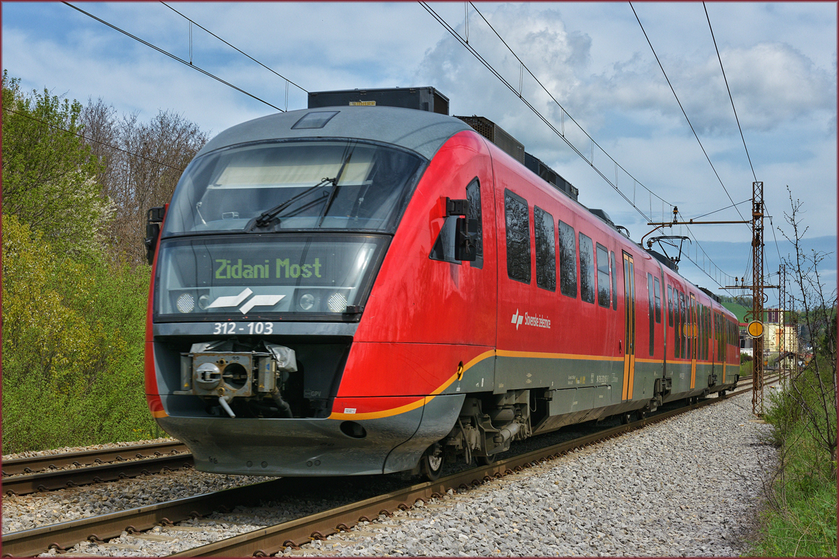 SŽ 312-103 fährt durch Maribor-Tabor Richtung Zidani Most. /17.4.2018