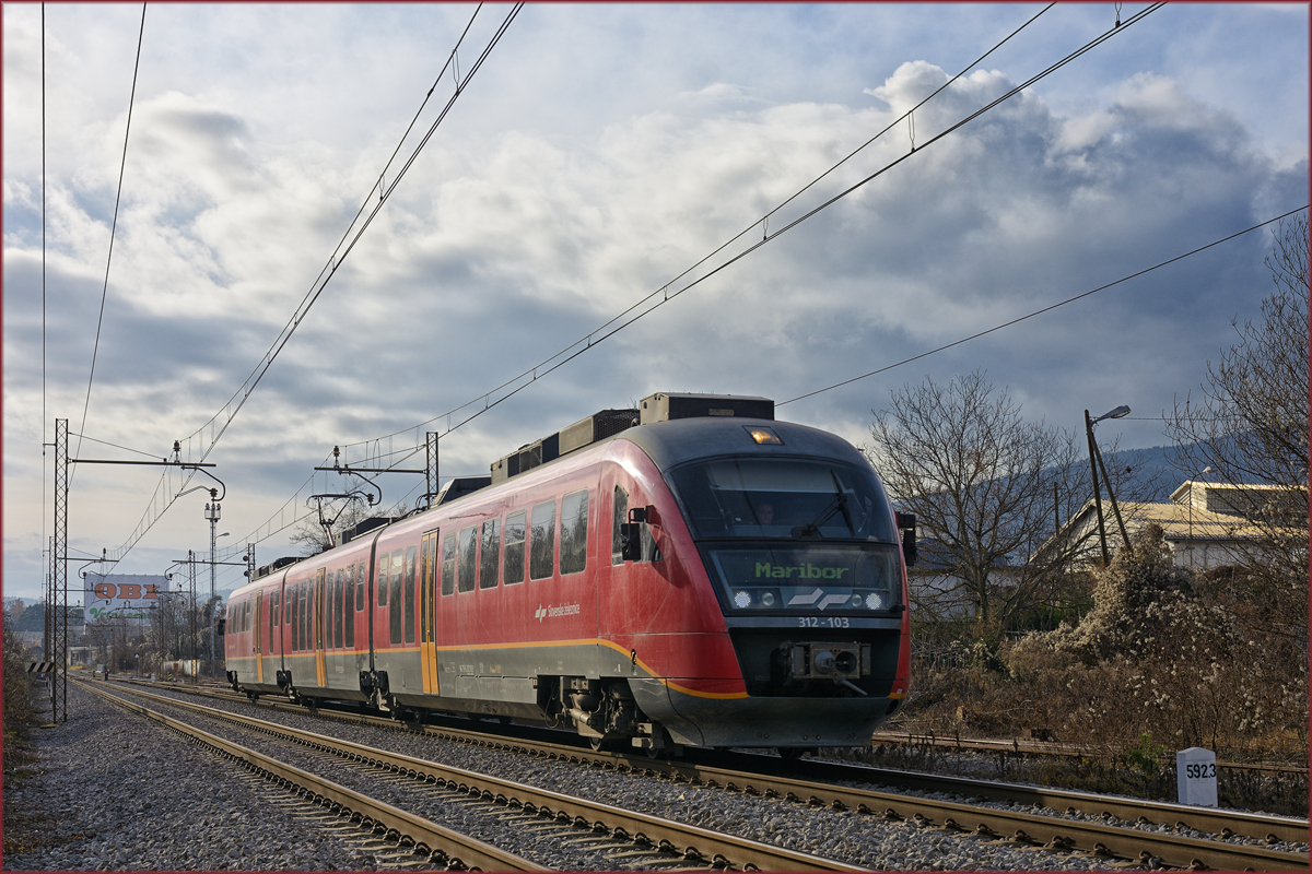 SŽ 312-103 fährt durch Maribor-Tabor Richtung Maribor HBF. /19.12.2019