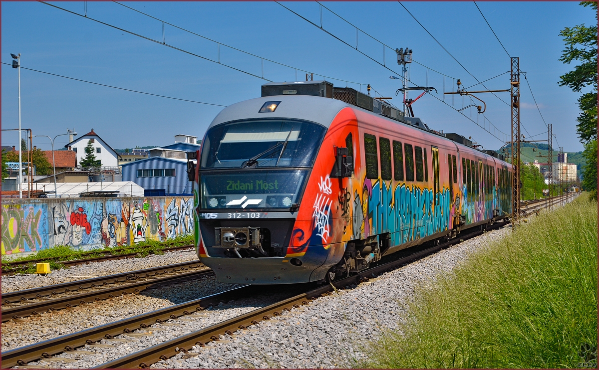 SŽ 312-103 fährt durch Maribor-Tabor Richtung Zidani Most. /21.5.2014