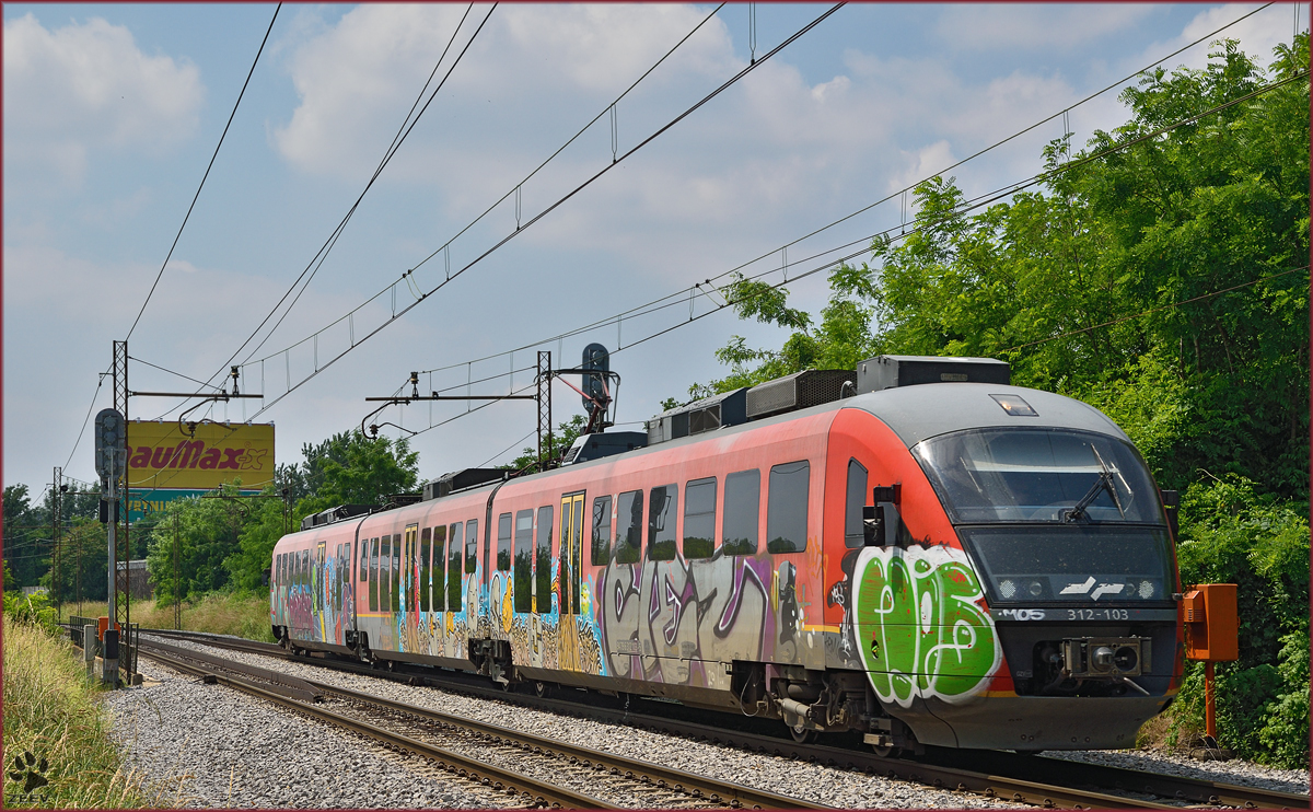 SŽ 312-103 fährt durch Maribor-Tabor Richtung Maribor HBF. /9.6.2015