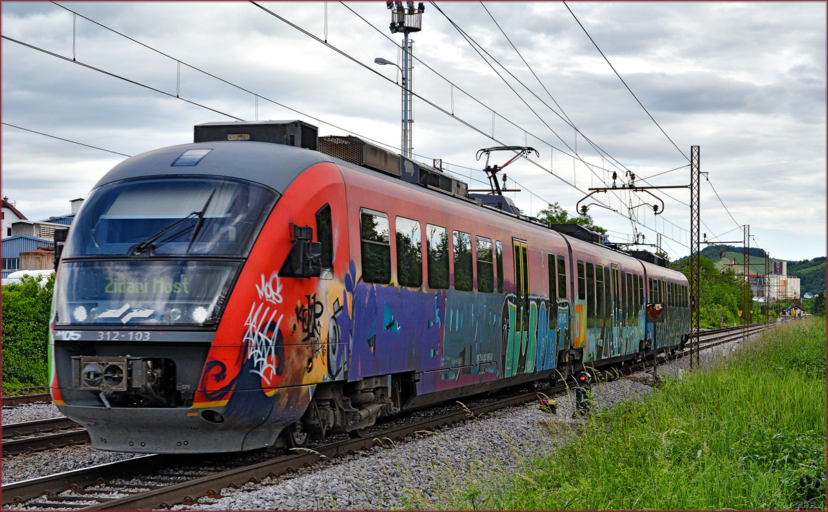 SŽ 312-103 fährt durch Maribor-Tabor Richtung Zidani Most. /1.6.2016