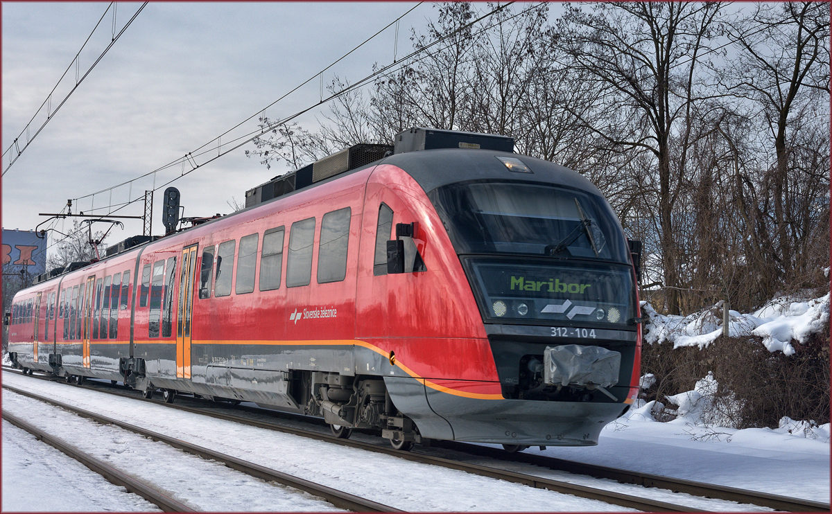 SŽ 312-104 fährt durch Maribor-Tabor Richtung Maribor HBF. /7.3.2018