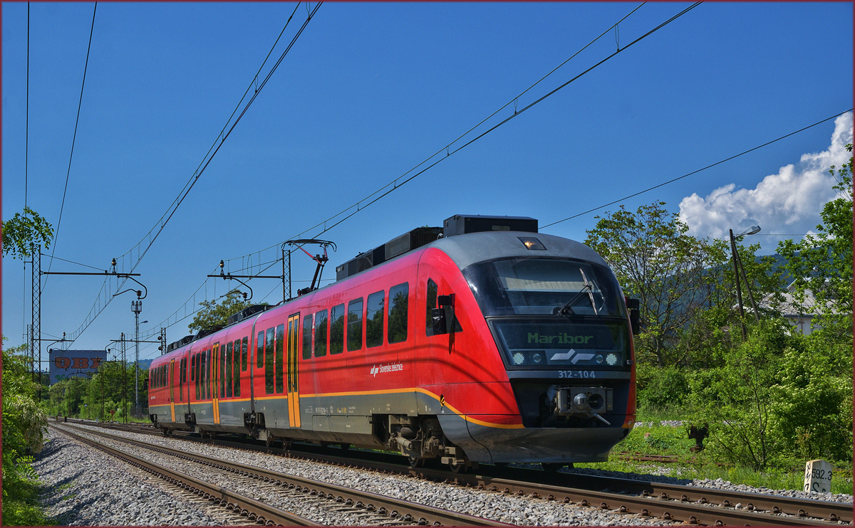 SŽ 312-104 fährt durch Maribor-Tabor Richtung Maribor HBF. /9.5.2018