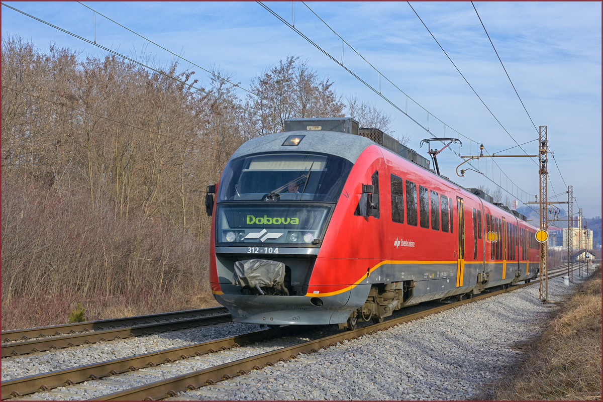SŽ 312-104 fährt durch Maribor-Tabor Richtung Dobova. /6.2.2021