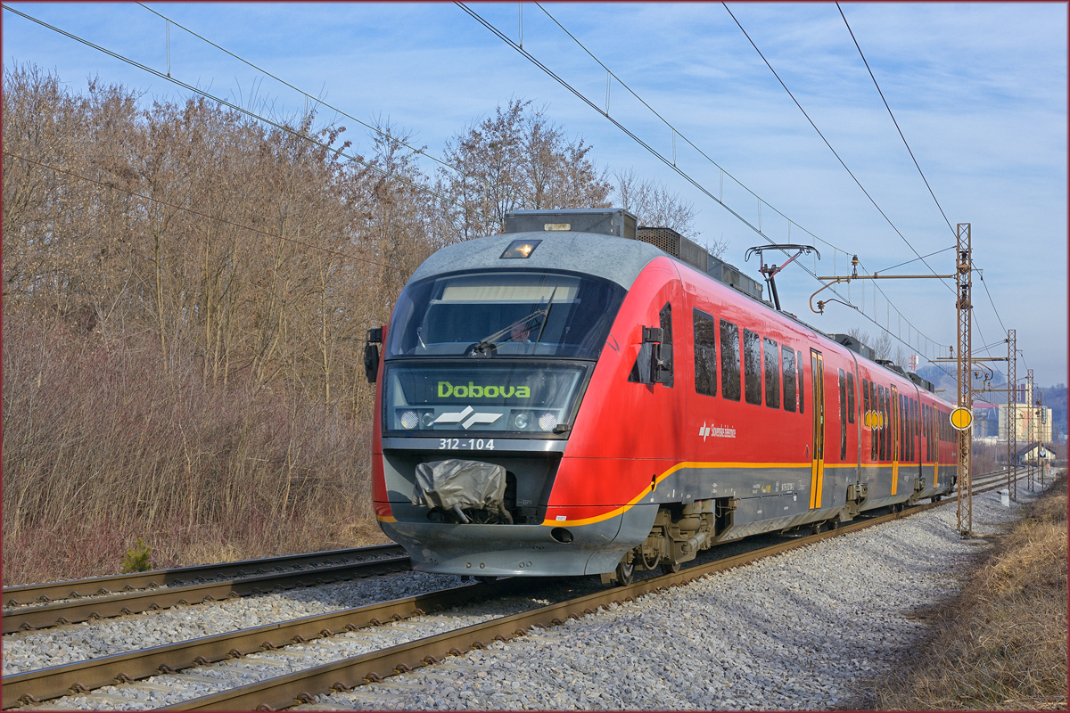 SŽ 312-104 fährt durch Maribor-Tabor Richtung Dobova. /6.2.2021