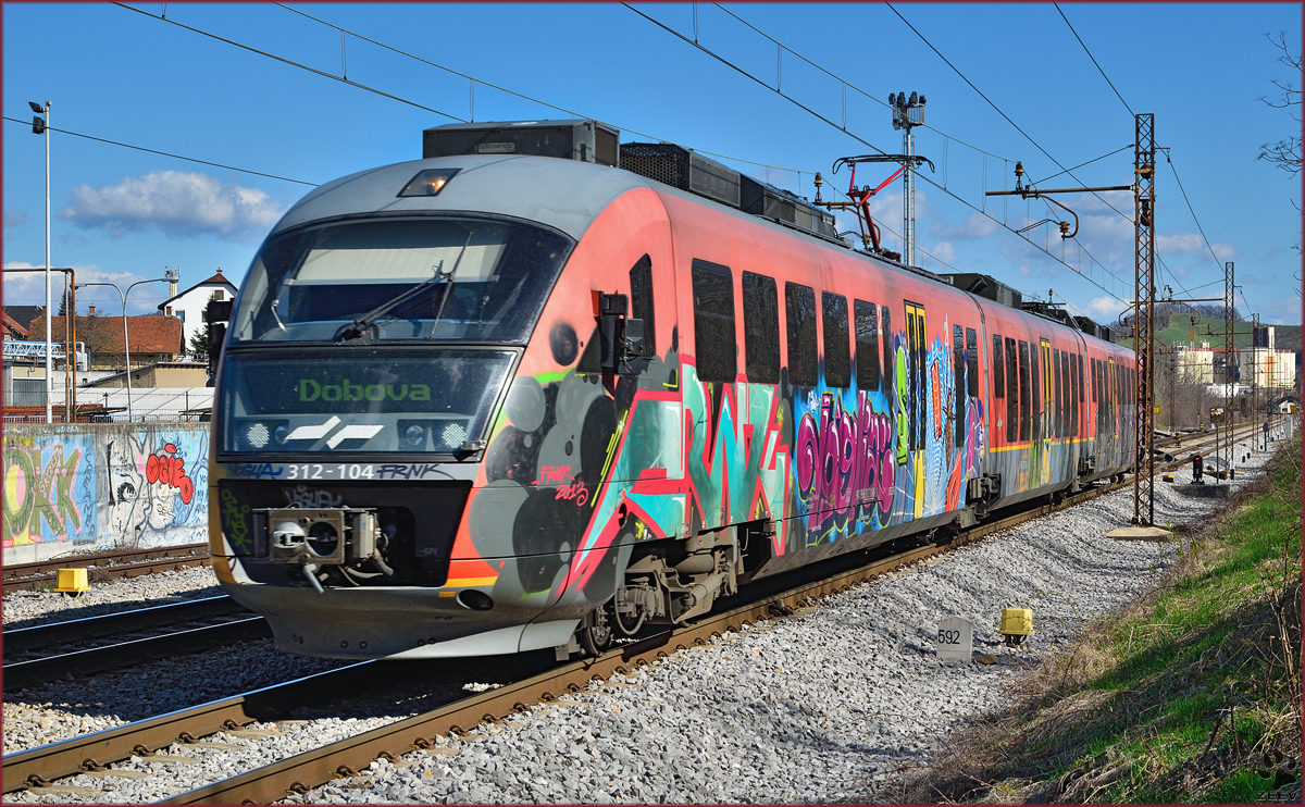 SŽ 312-104 fährt durch Maribor-Tabor Richtung Dobova. /3.4.2015