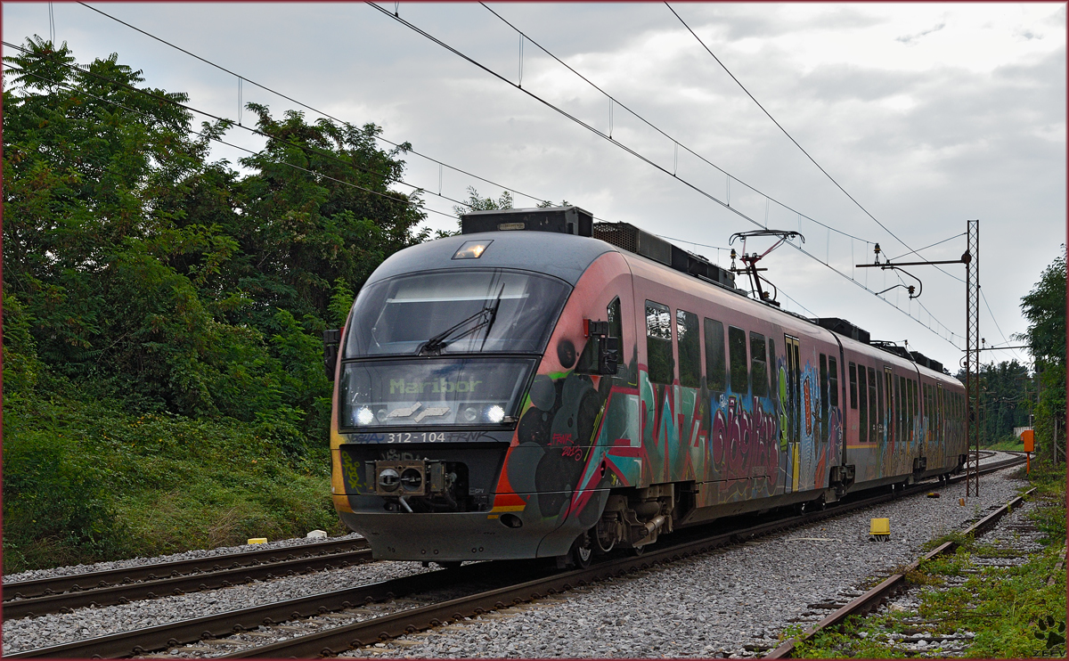 SŽ 312-104 fährt durch Maribor-Tabor Richtung Maribor HBF. /22.8.2015
