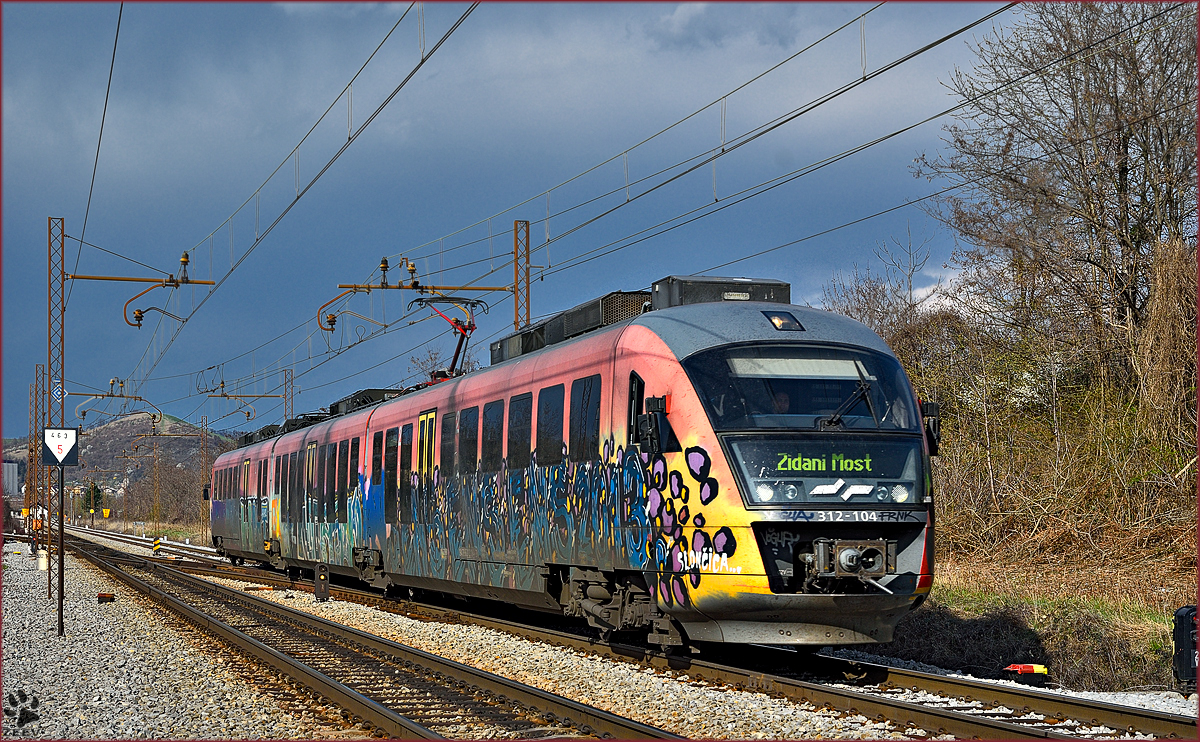 SŽ 312-104 fährt durch Maribor-Tabor Richtung Zidani Most. /29.3.2016