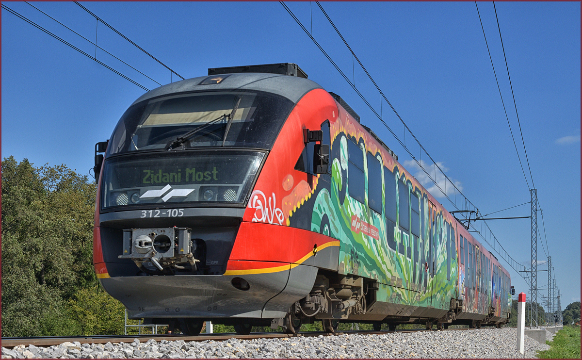 SŽ 312-105 fährt an Črešnjevec vorbei Richtung Zidani Most. /14.9.2017