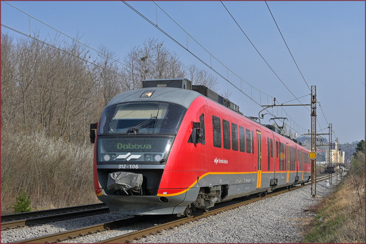 SŽ 312-106 fährt durch Maribor-Tabor Richtung Dobova. /29.3.2022