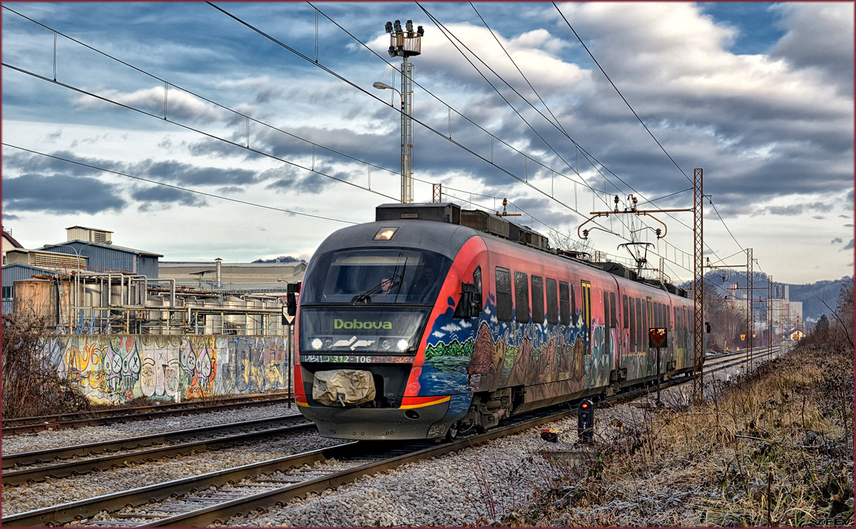SŽ 312-106 fährt durch Maribor-Tabor Richtung Dobova. /4.1.2017