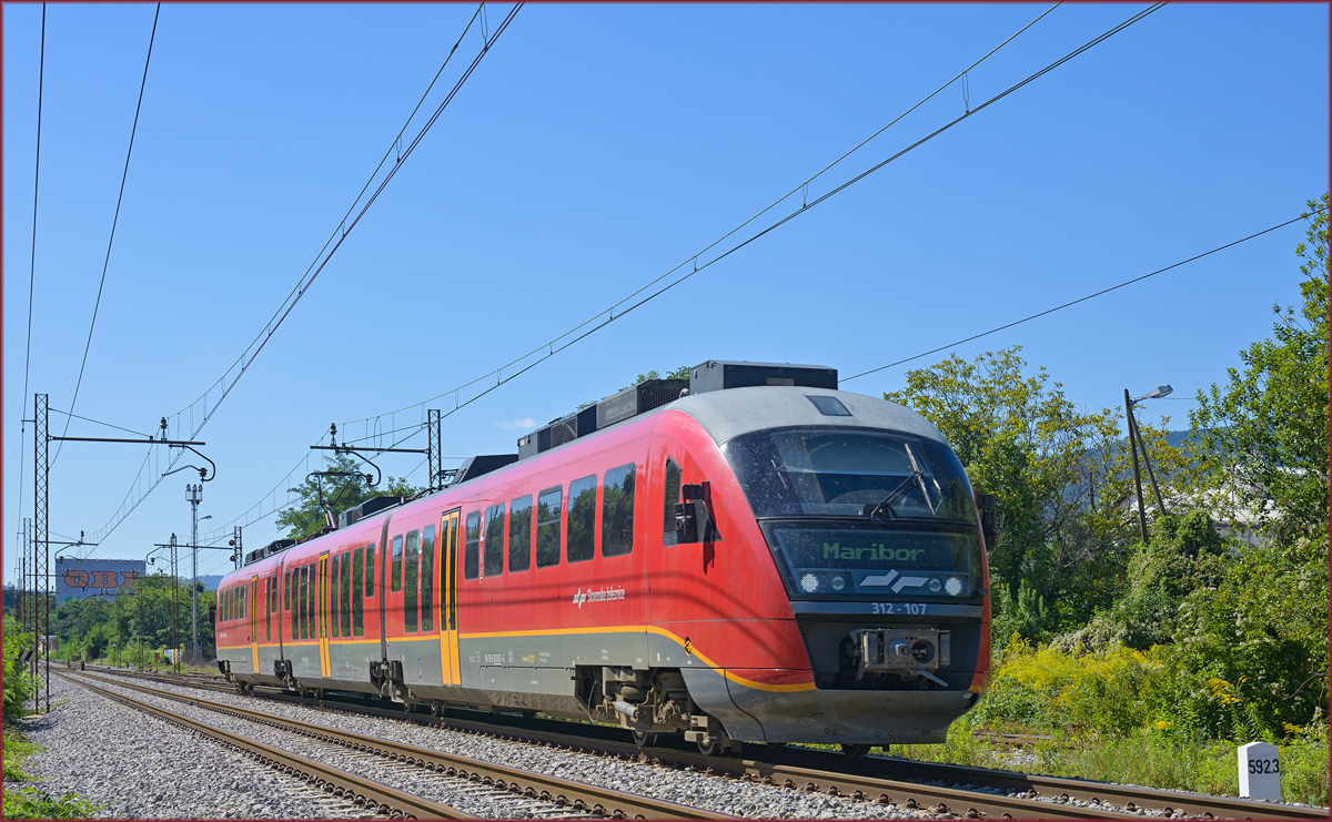 SŽ 312-107 fährt durch Maribor-Tabor Richtung Maribor HBF. /4.9.2019