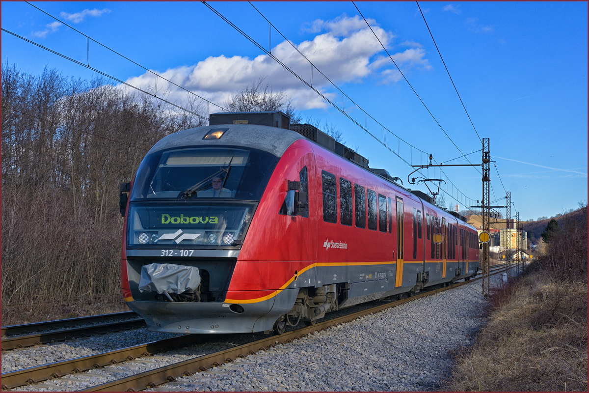 SŽ 312-107 fährt durch Maribor-Tabor Richtung Dobova. /10.2.2020