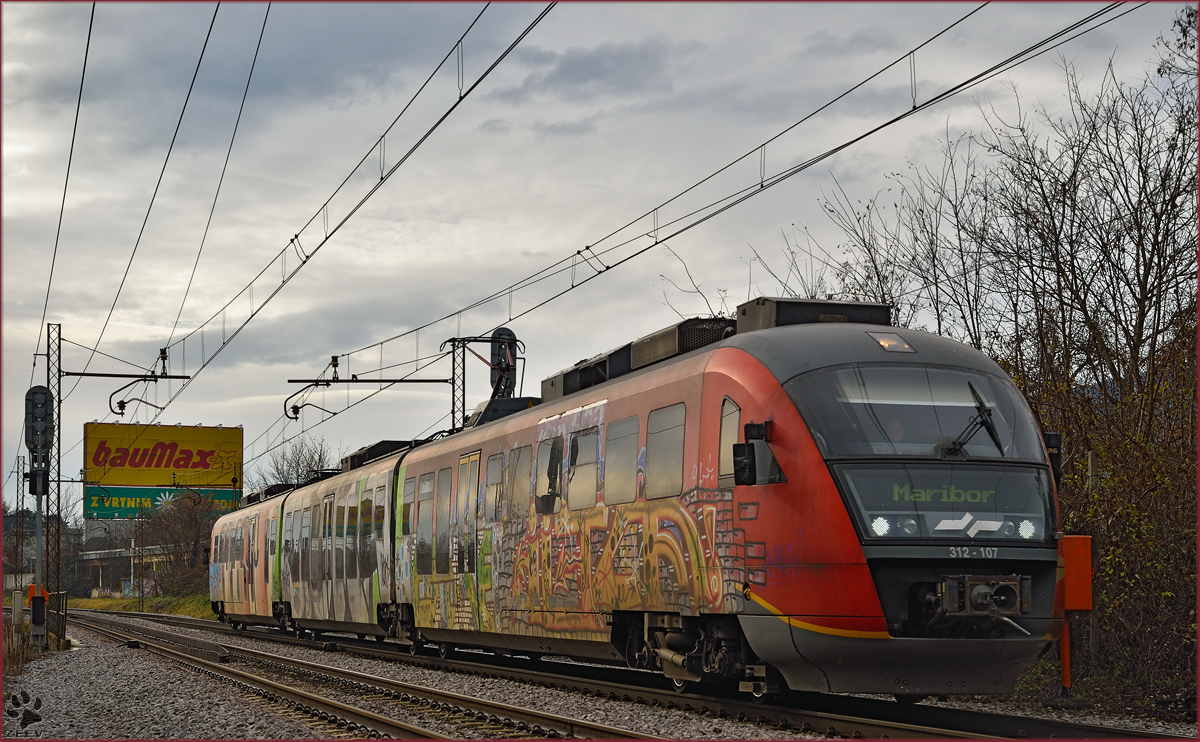 SŽ 312-107 fährt durch Maribor-Tabor Richtung Maribor HBF. /15.12.2014